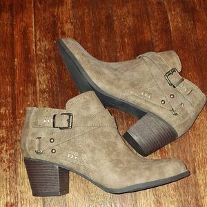 NWOT Indigo Rd Tan Brown Ankle Heeled Boots